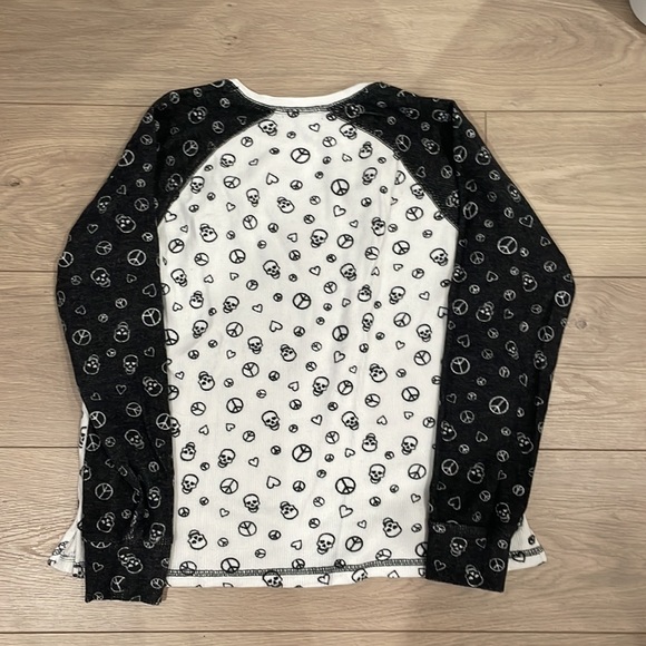 Baseball Tee with Hearts, Skulls, and Peace sign design. - Picture 2 of 3